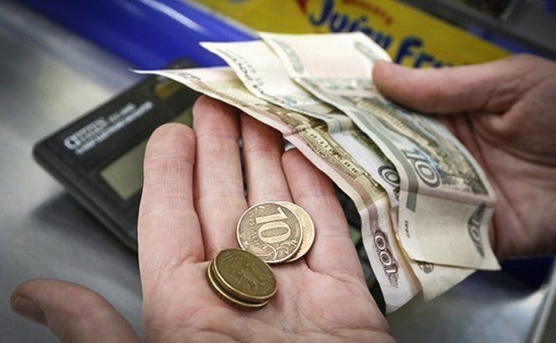 Росстат: реальные доходы россиян продолжают падать
