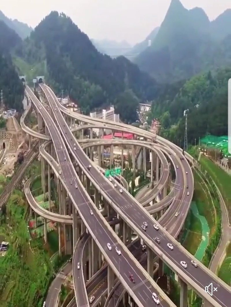 Дорожная развязка в Китае, которая похожа на гигантские американские горки для автомобилей
