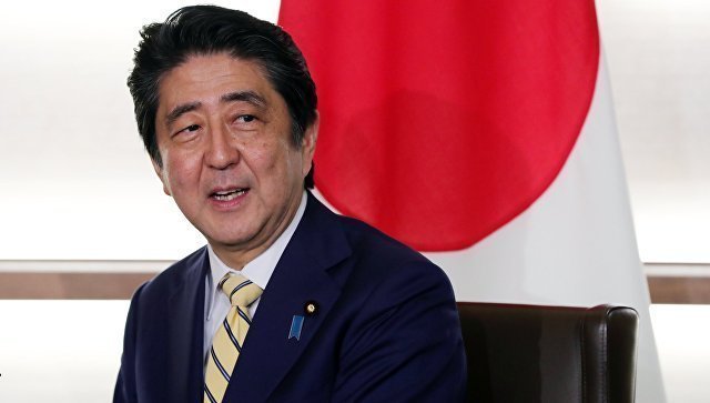 Премьер Японии направил подношение в "милитаристский" храм Ясукуни