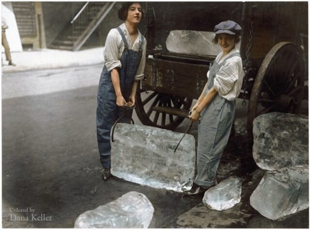 Юные работницы перевозят лед. 1918 год.
