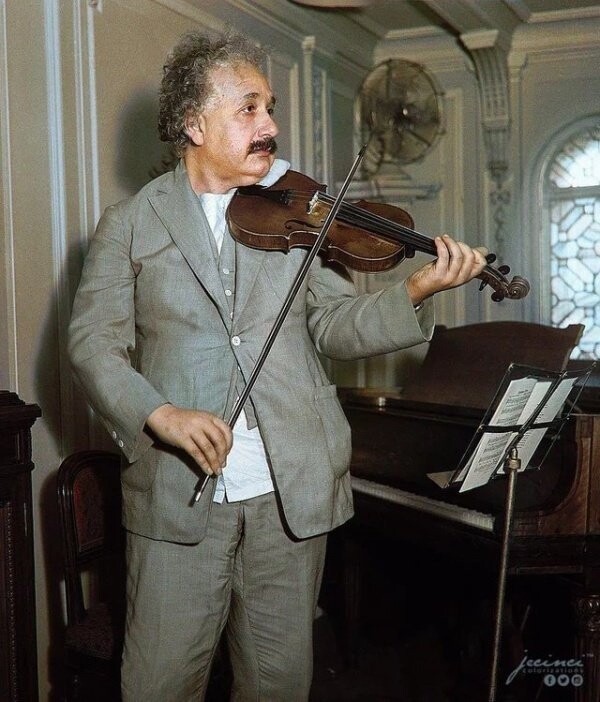 Альберт Эйнштейн играет на скрипке, примерно 1930 год.