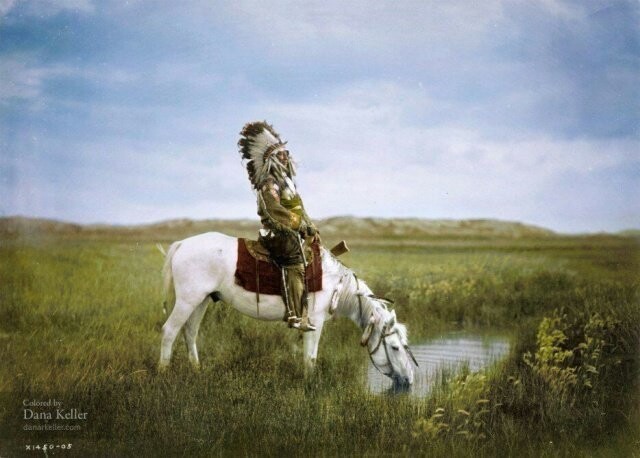 Красный Ястреб племени Oglala Sioux на лошади, 1905 год.
