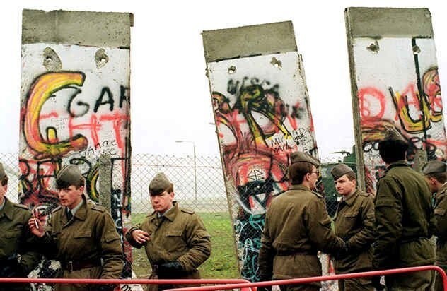 3. Ошибка пресс-секретаря разрушила Берлинскую стену