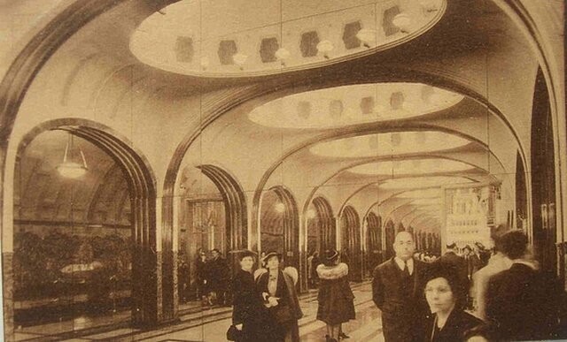 Посетители Всемирной выставки осматривают макет станции Московского метрополитена Маяковская, 1939 год, Нью–Йорк