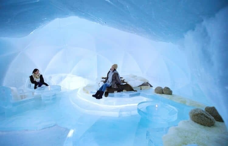 На одном японском острове есть ледяной отель, в котором можно окунуться в настоящую зимнюю сказку