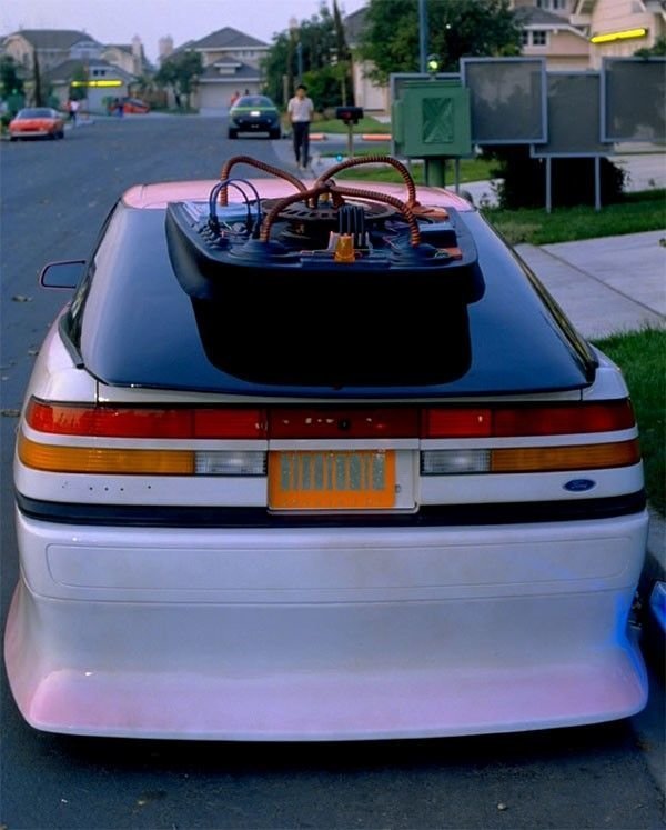 Автомобили из второй части фильма "Назад в будущее"