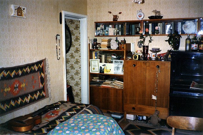14. Минимализмом в некоторых квартирах в СССР даже не пахло: часто это было нагромождение мебели разной фактуры, особенно шкафов