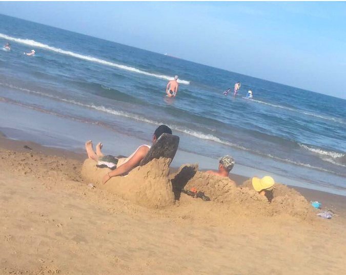 1. Этот парень знает, что делать, когда на пляже нет лежаков