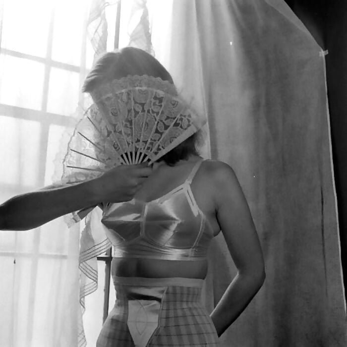 Бюстгальтер «пуля»: модное нижнее бельё в середине 20-го века, отвлекающее внимание от глаз