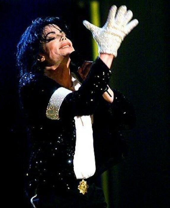 6. Перчатка Майкла Джексона