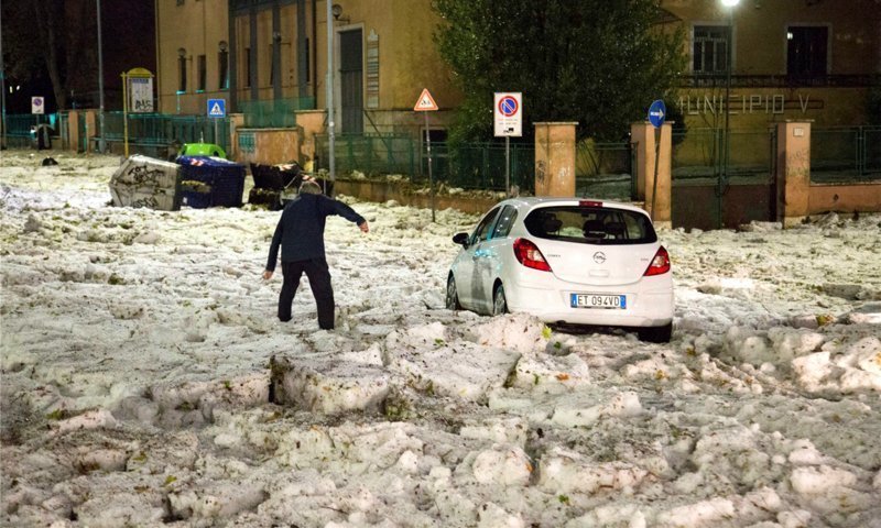 Рим внезапно завалило снегом и льдом после мощной бури с градом