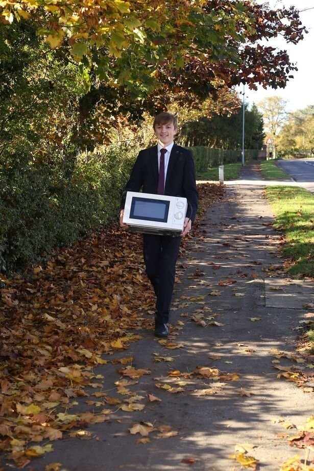 В британской школе запретили носить рюкзаки, и ученик пришел на занятия с микроволновкой