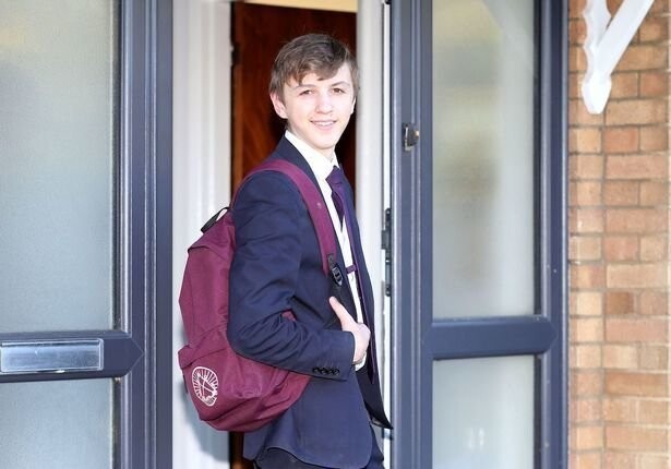 В британской школе запретили носить рюкзаки, и ученик пришел на занятия с микроволновкой