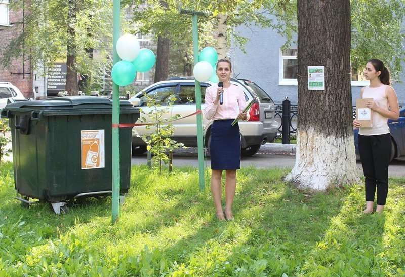 В Новокузнецке прошла торжественная установка мусорного контейнера.