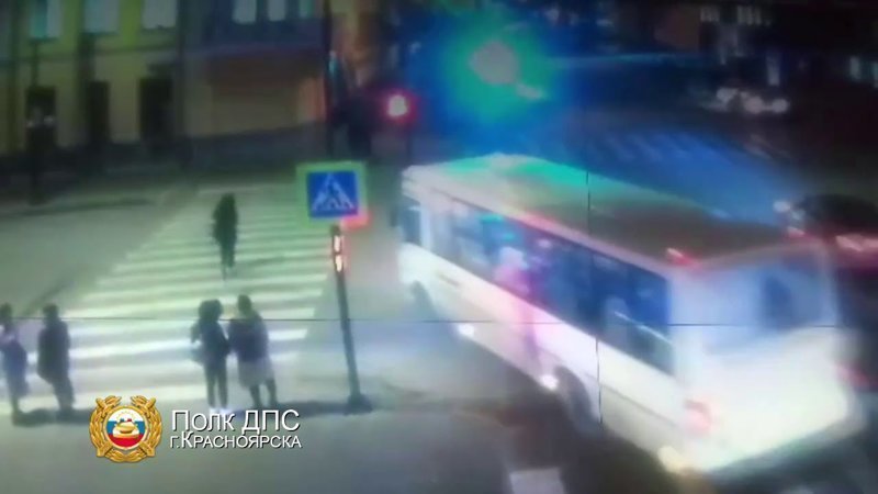 Появилось видео смертельного наезда на пешехода в центре Красноярска: женщина шла на красный 