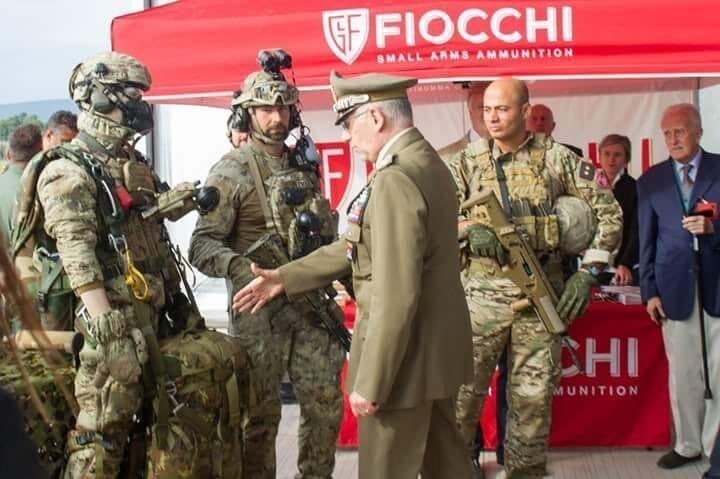 10. А вот одна из самых эпичных фотографий этой осени: итальянский министр обороны, генерал Грациано, предлагает рукопожатие маникену