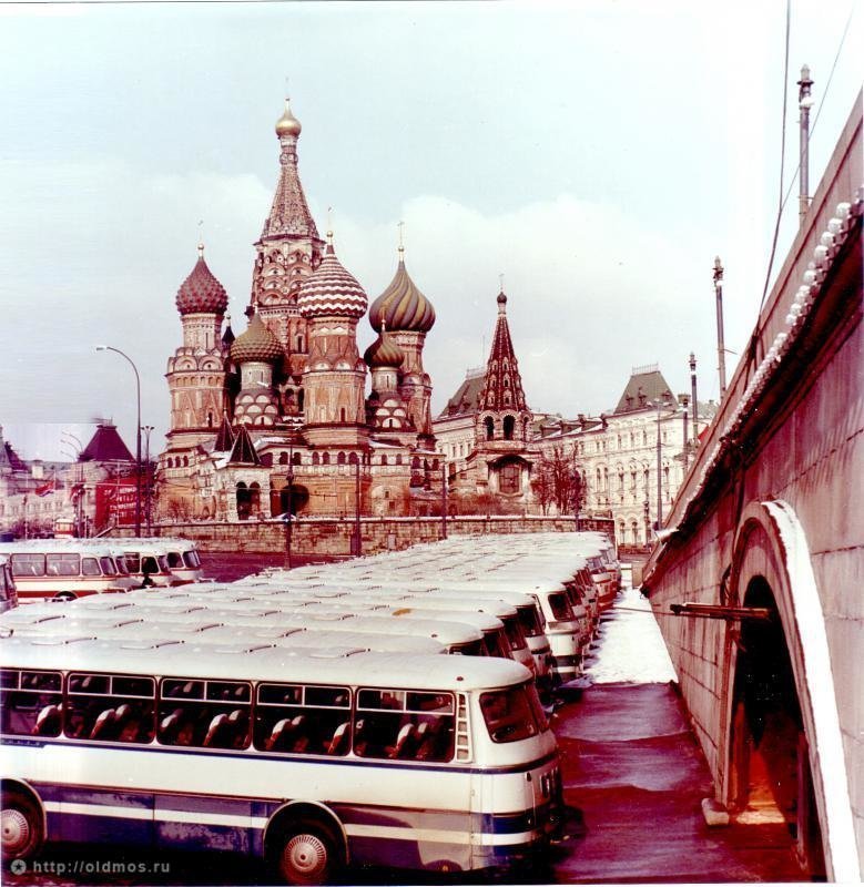 14 фотографий с автомобилями времен СССР