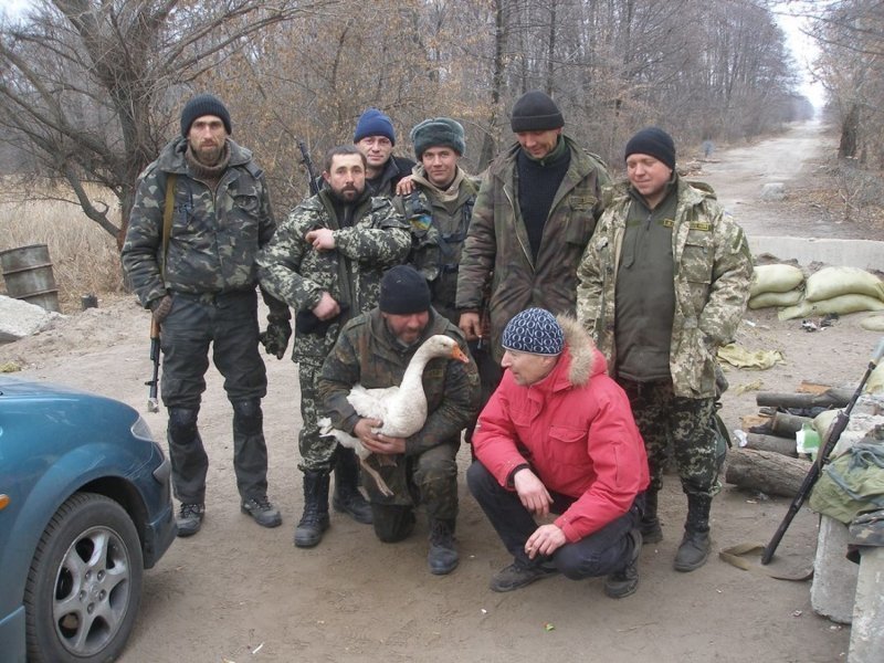 Жители ДНР покалечили украинских мародеров, ворующих продукты питания