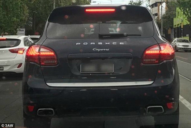 Стоя в автомобильной пробке в австралийском городе Мельбурн, один из внимательных водителей заметил на впередистоящем Porsche Cayenne ошибку - небольшую, но довольно значительную. Разглядели?