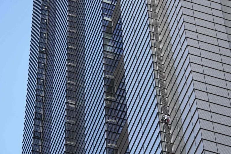 «Человек-паук» Ален Робер вскарабкался без страховки на самое высокое здание в Лондонском Сити