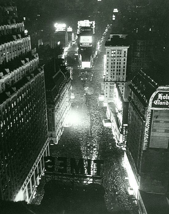 Таймс-сквер в полночь в канун Нового года 1942 года. (Вот будто и нет самой страшной в Истории войны!!) 