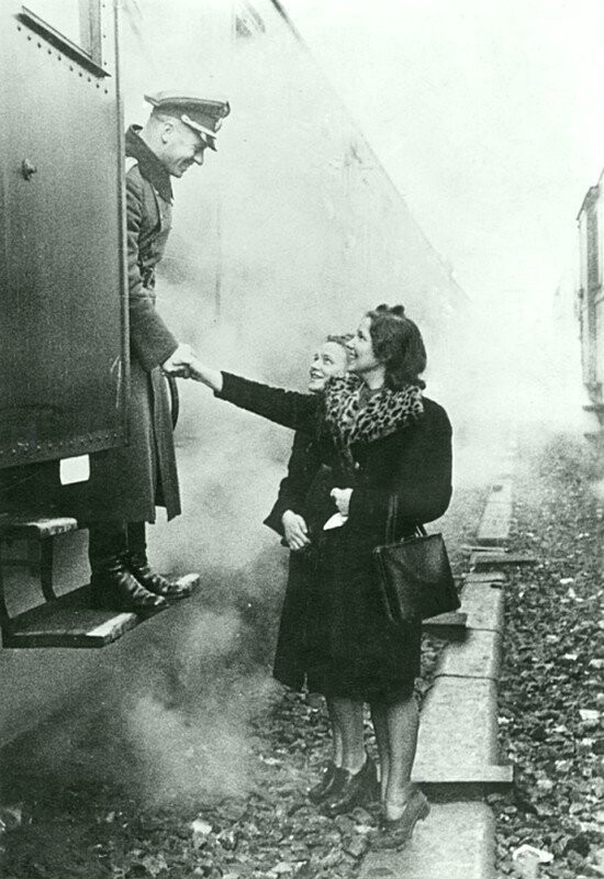 Офицер вермахта прощается с женой, 1941 