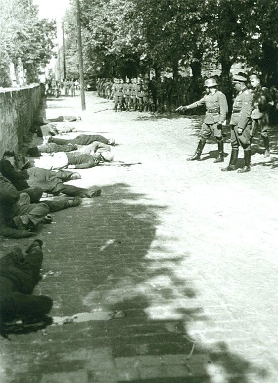 Войска вермахта, осуществляющие казнь сербских мирных жителей, в качестве репрессии за двоих убитых немецких солдат, в городе Панчево, 21 апреля 1941 года . 