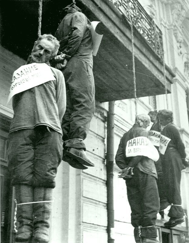 Советские граждане, повешенные гитлеровцами в городе Харьков. Надпись на табличках — «Наказание за взрывы мин». Октябрь 1941 год.