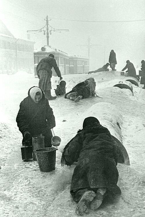 Жители блокадного Ленинграда. Декабрь 1941 года - январь 1942 года . Фотограф Всеволод Тарасевич 