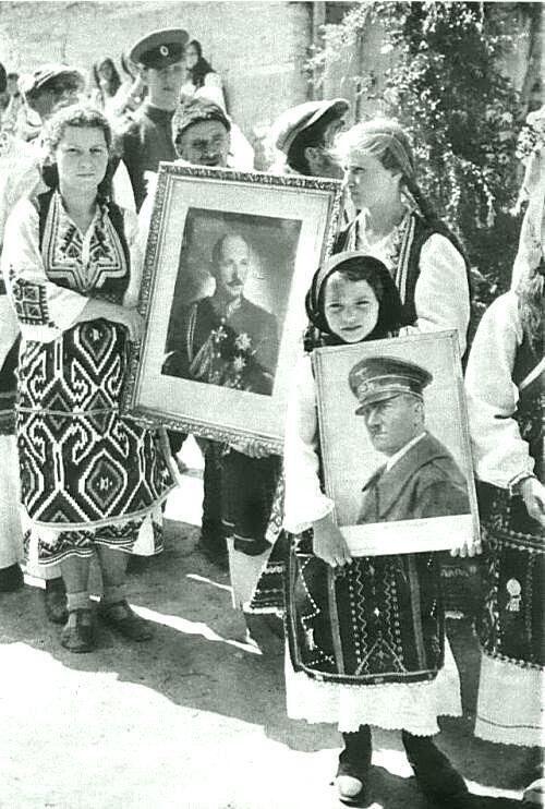 Молодые болгарские девушки несут портреты болгарского царя Бориса III и Адольфа Гитлера, 1941 