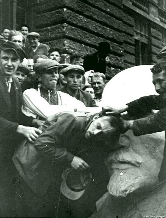 Еврейский мужчина на западе Украины атакован толпой рядом с бюстом Ленина, 1941 