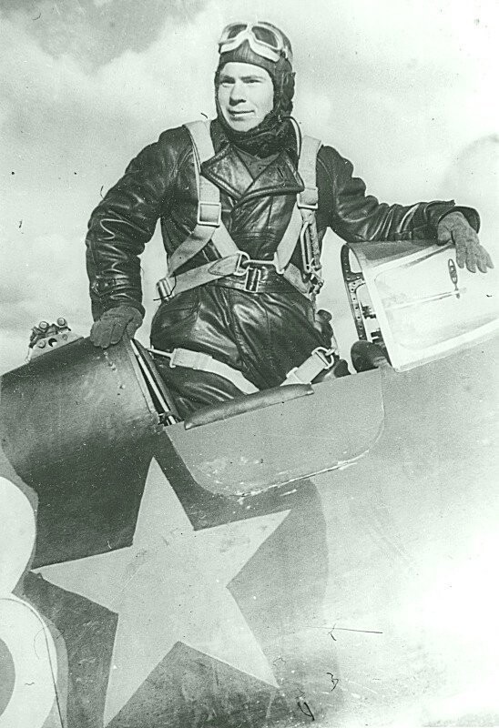 Герой Советского Союза летчик-истребитель 158-го ИАП младший лейтенант П.Т. Харитонов в кабине своего истребителя И-16 