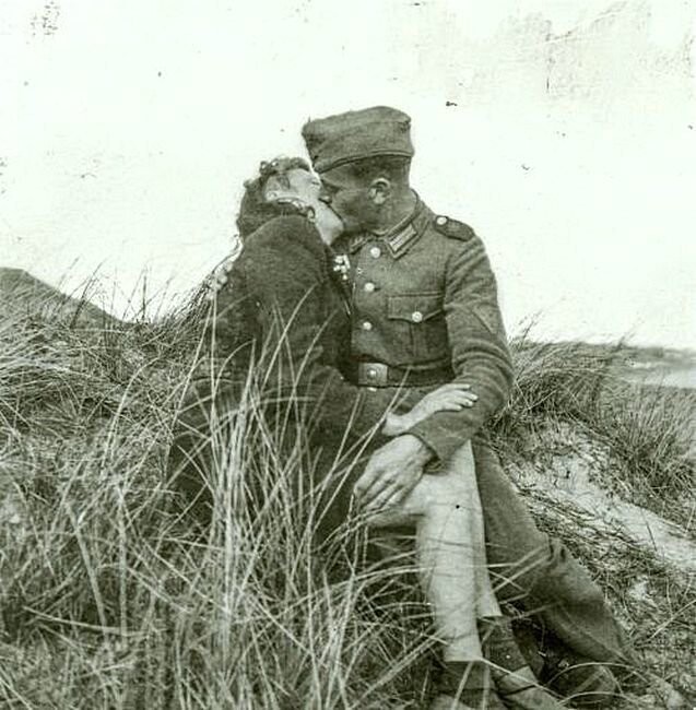 Немецкий солдат и голландская женщина в дюнах, Нидерланды,1941 год. 