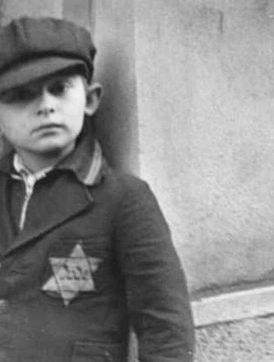 Еврейский мальчик с обязательной Звездой Давида на одежде. Прага, 1941 год.