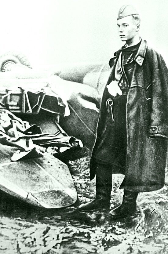 Герой Советского Союза заместитель командира эскадрильи 177 истребительного авиаполка ПВО мл. лейтенант Виктор Васильевич Талалихин (1918 -1941) стоит у сбитого им под Москвой немецкого бомбардировщика Хейнкель He-111. 