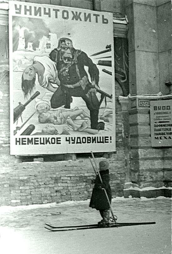 Плакат в Ленинграде, декабрь 1941 г. 