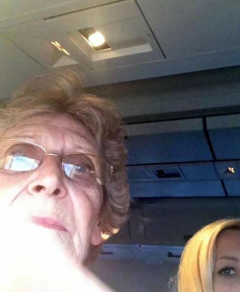 "Во время моего первого полёта на самолёте женщина предложила сфотографировать небо для меня, но вместо этого случайно сделала селфи"