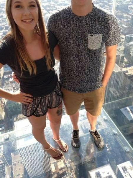 "Попросил незнакомца сфотографировать нас на вершине Уиллис-тауэр в Чикаго. Так-то спасибо"
