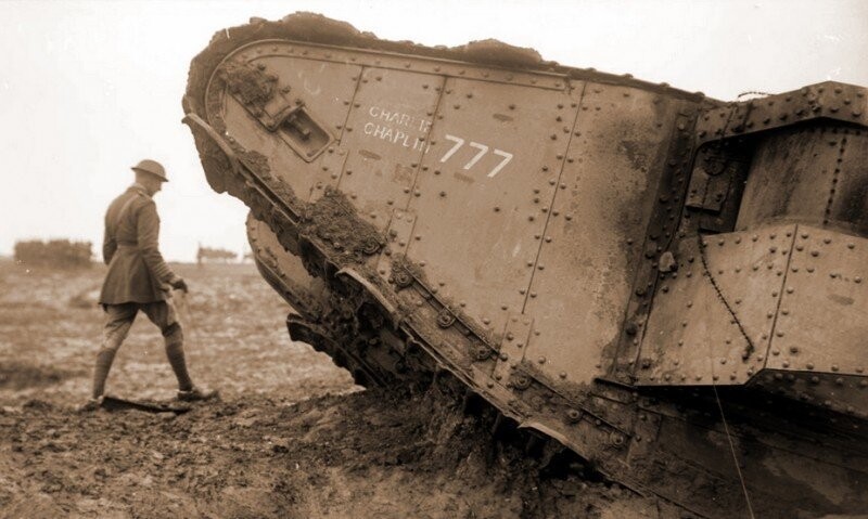 Король Бельгии Альберт в ходе визита на фронт рассматривает подбитый под Аррасом британский танк Mk.II с номером 777 и собственным именем "Чарли Чаплин". Май 1917 года. 