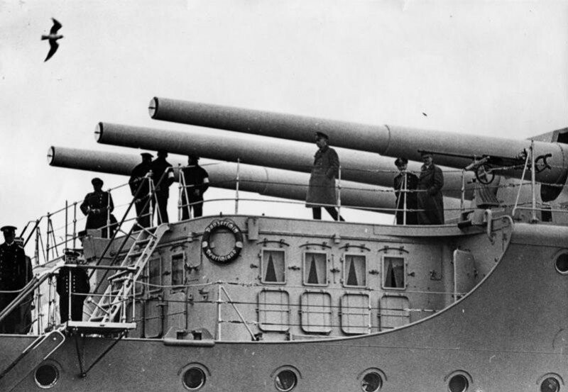 Адольф Гитлер и другие высокопоставленные немецкие сотрудники на кормовой палубе немецкого крейсера "Deutschland", под 28,3 см орудиями. Апрель 1934 года.
