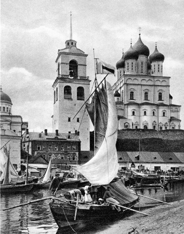 Рыбная торговля у стен древнего Кремля. Российская империя, Псков, 1908 год.
