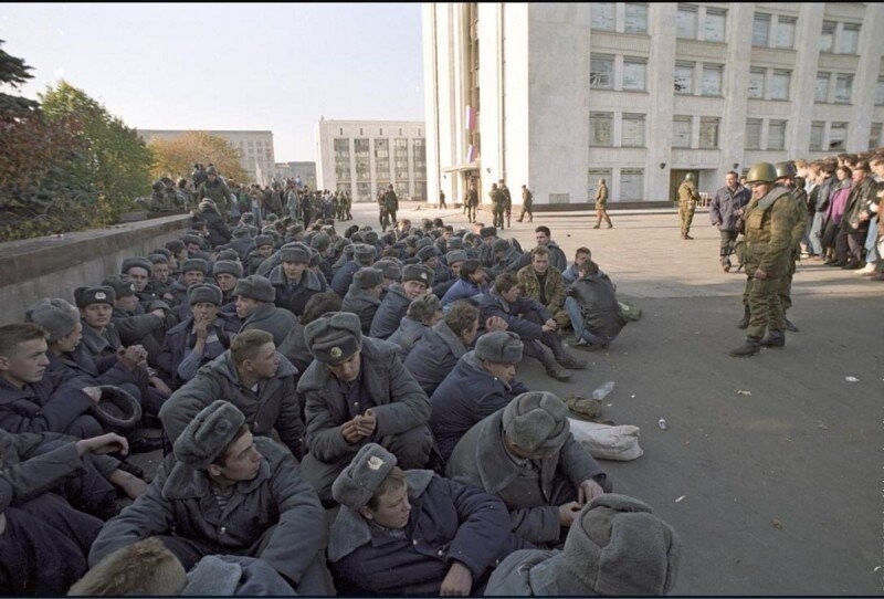 Арестованные милиционеры из охраны Верховного Совета. Москва. 4 октября 1993 года.