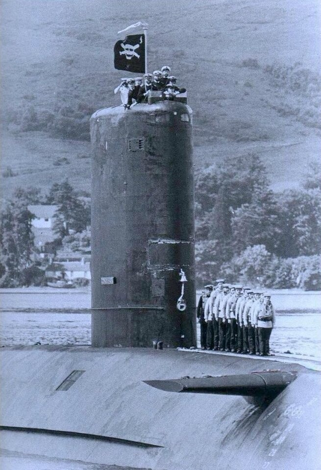 Подводная лодка Ее Величества HMS Conqueror возвращается в Британию после потопления аргентинского крейсера. Фолклендская война. 4 июля 1982 года.