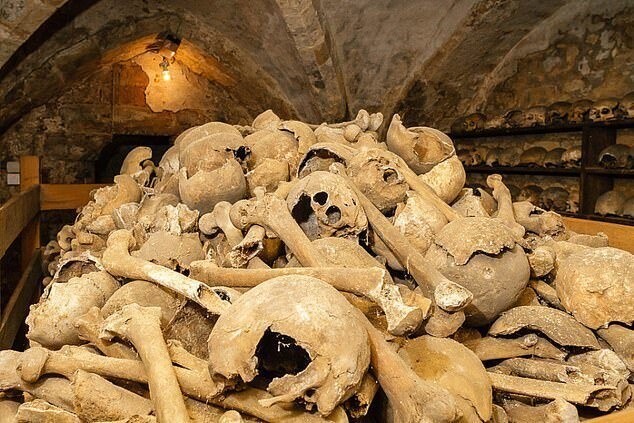 2. Тысячи древних человеческих костей - Часовня Ротуэлл Чарнел, Нортгемптоншир