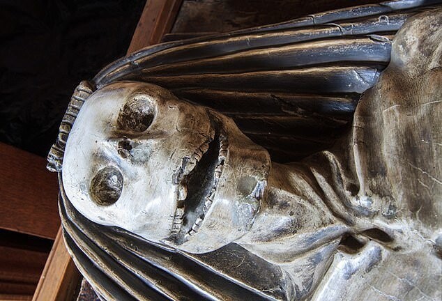 10. Скелет с жуткой ухмылкой - Церковь святой Марии, Йоркшир