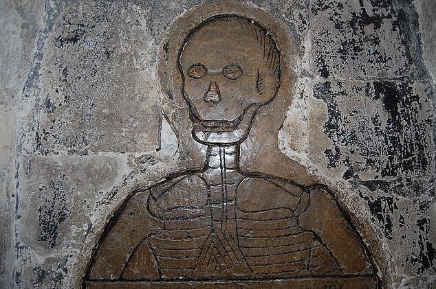 1. Изображение скелета на могиле  - Нориджский собор