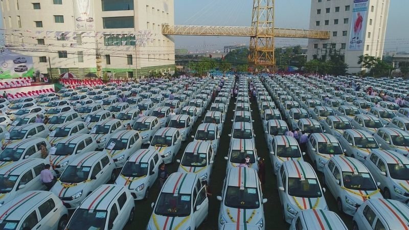 Индийский бизнесмен купил сотрудникам своей компании 600 новых автомобилей