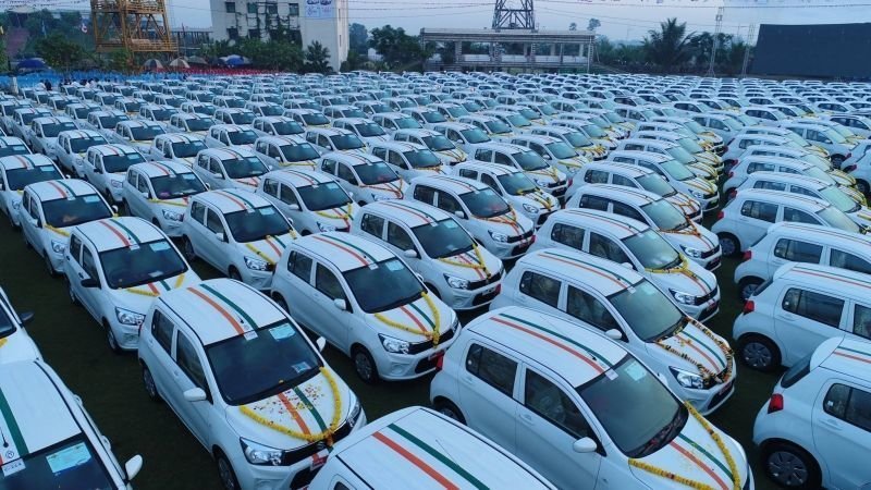 Индийский бизнесмен купил сотрудникам своей компании 600 новых автомобилей