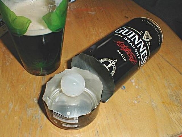 Зачем в банки с пивом Guinness добавляют пластиковый шарик?