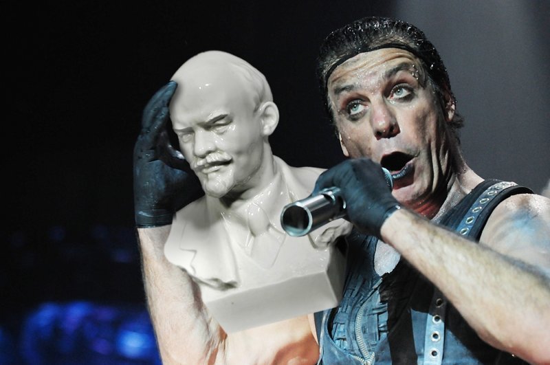 Солисту Rammstein вручили бюст Ленина в подарок